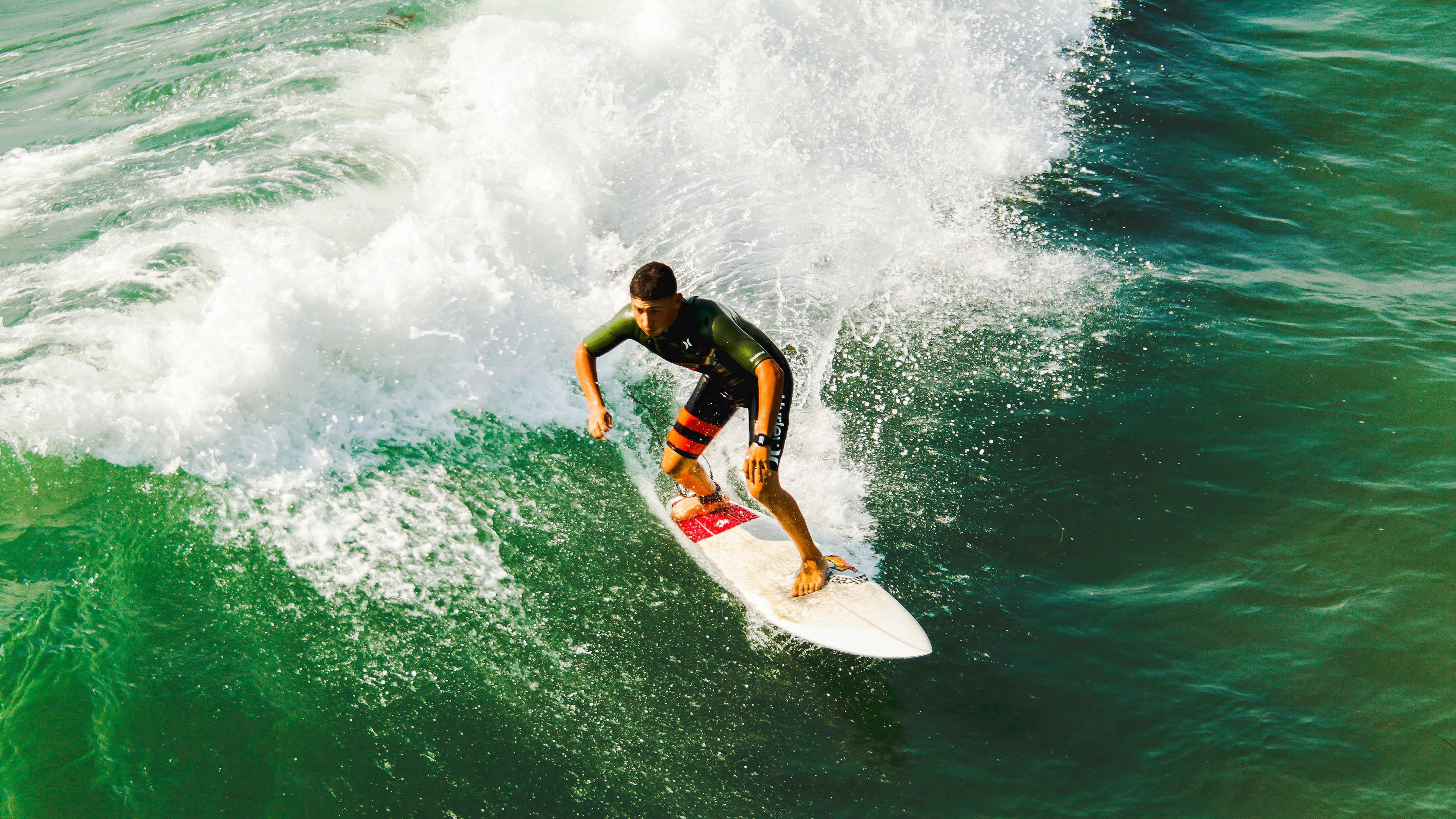 最新雪季装备评测：高效锁温滑雪服助力寒冷天气训练，滑雪服保暖指数